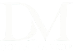 Dolls Makeup — Logo ufficiale di Dolls Makeup Artist, truccatrice professionale e hair stylist per matrimoni, eventi di lusso, moda e Red Carpet a Milano, Como, Bergamo, Roma e in tutta Italia ed Europa. Professional Makeup Artistry and Bridal Styling services. Професійний візажист та стиліст у Мілані та на озері Комо.